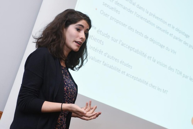 Lauréate du Prix SSM-J, le Dr Fernandes exerce en ce moment en maison médicale au centre de Bruxelles. Elle consulte également au Centre ELISA. Son travail de jeune généraliste s'inscrit dans une démarche "de prise en charge globale et pluridisciplinaire du patient (côté somatique, psychologique, familial et social, santé communautaire.