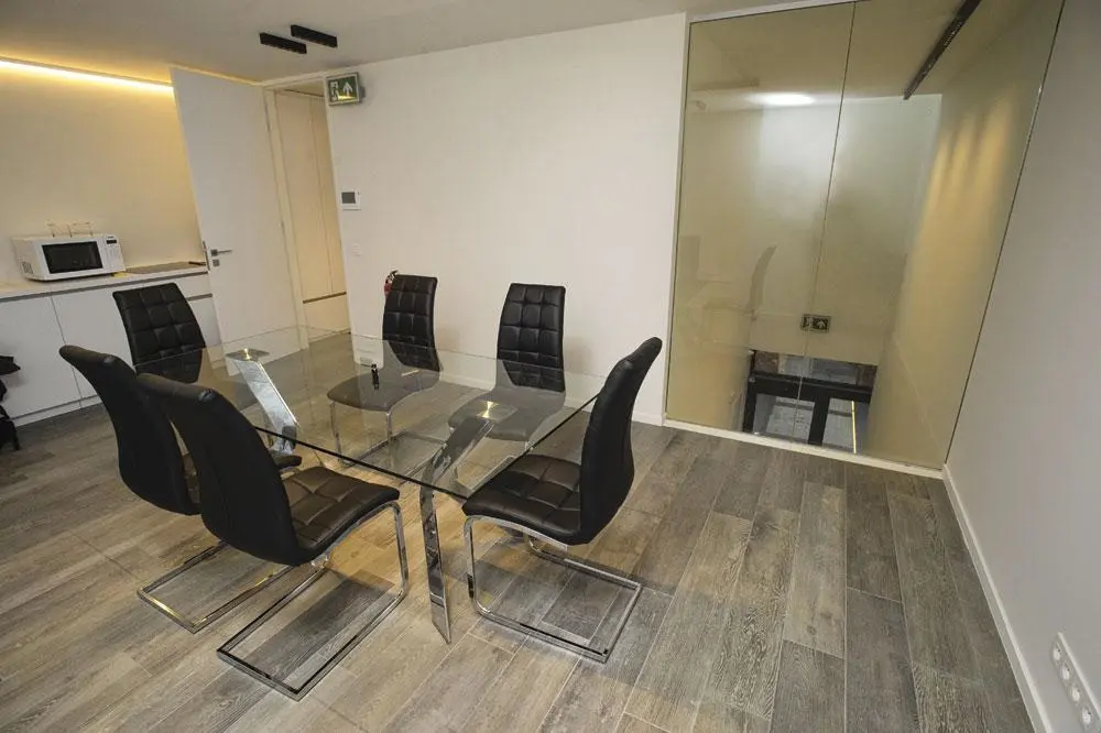 Zicht op de vergaderzaal annex keuken op de bovenverdieping.