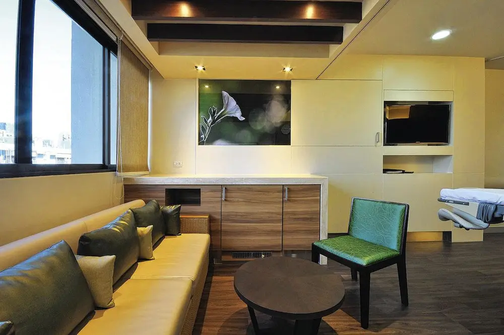 Verloskamer in het Bumrungrad International Hospital in Bangkok. De kleuren, kunstwerken en materialen zorgen voor een rustgevende omgeving voor de aanstaande moeder en familie.
