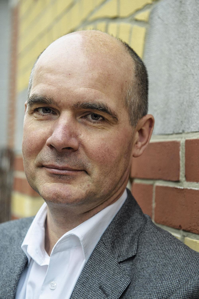 Le Dr Calcoen a fait un doctorat à l'université Erasmus de Rotterdam avec comme sujet de thèse les dépenses privées en soins de santé.