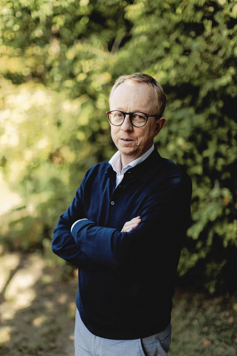  Steven Pans: "Een zeer ervaren docent zei me: 'Je dochter heeft je sensoren gegeven die anderen naar alle waarschijnlijkheid weinig of niet hebben. Gebruik ze ook.'Dat heb ik gedaan: ik heb me verdiept in thema's als psychologische veiligheid op de werkvloer, kwetsbaarheid en veerkracht van werknemers, leiderschap, autonomie, traumaverwerking, second victim, open disclosure, conflicthantering, verbindende communicatie enzovoort."