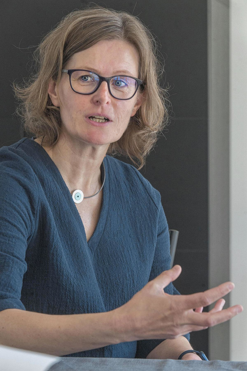 'Na het fijne microscopiewerk doet het deugd om met de handen in het gips te ploeteren en hout zwart te blakeren in de tuin' - dr. Leen Vanden Driessche
