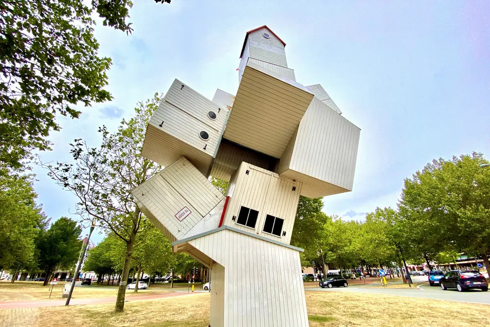 Een toren van strandcabines. 'Beach Castle' van Jean-François Fourtou, op het Lippensplein.