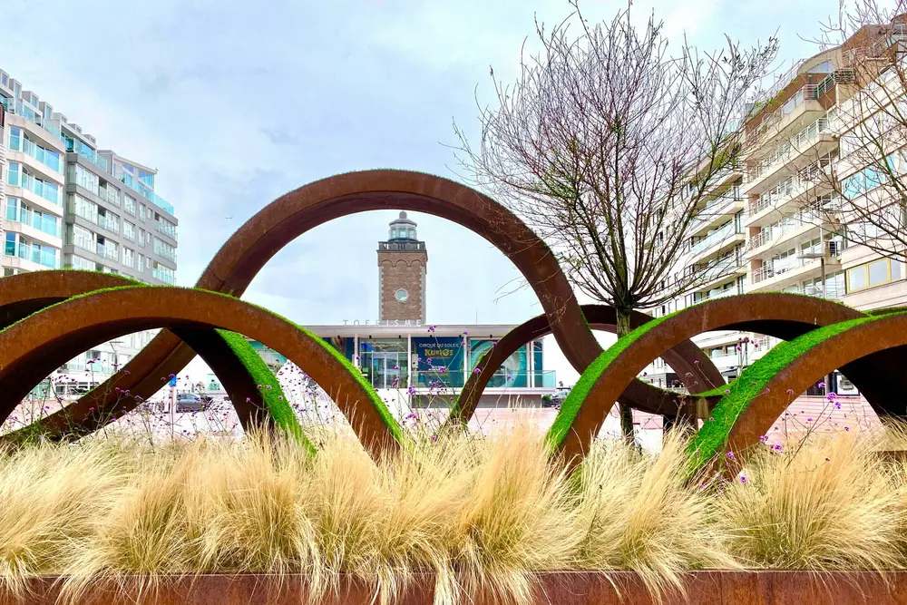 Een creatie van bloemsierkunstenaar Daniel Ost siert het Lichttorenplein.