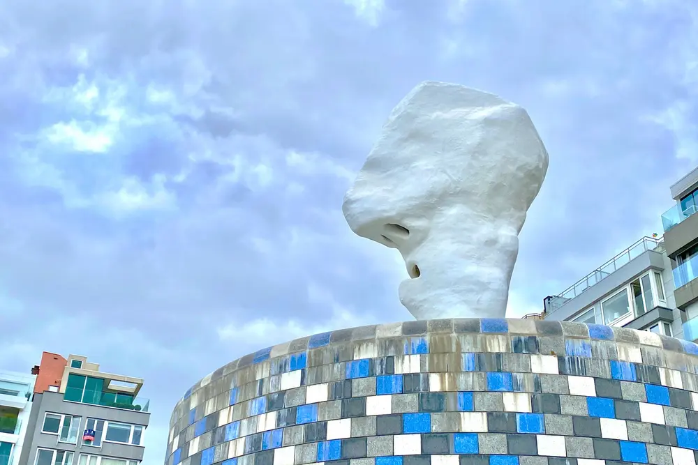 De Lemuren van de Oostenrijker Franz West op het Rubensplein. 