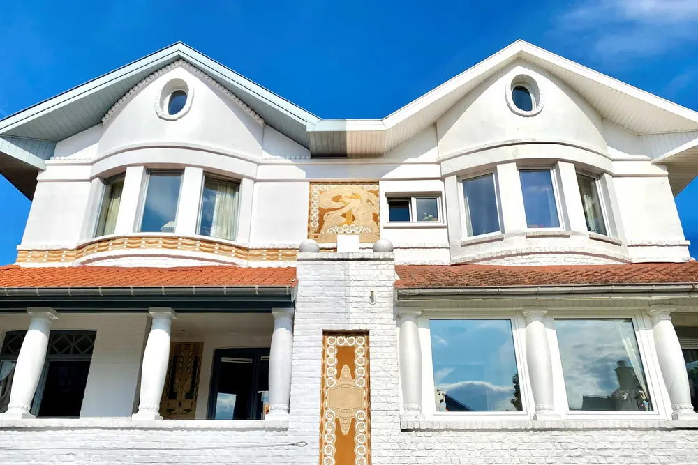 Dubbele Art Nouveau villa in Duinbergen, met unieke sgraffiti in de gevel. De enige villa die Paul Gauchie ontwierp.