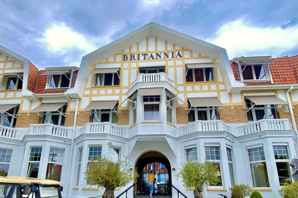 Een icoon in de badstad: hotel Britannia met beschermde Anglo-Normandische gevel.