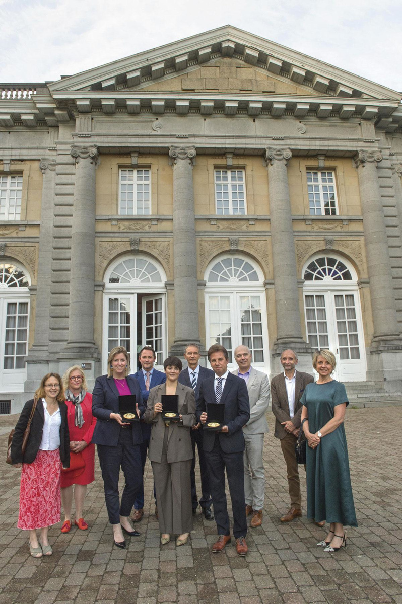 Les lauréats avec les membres du jury et le directeur de Roularta HealthCare.