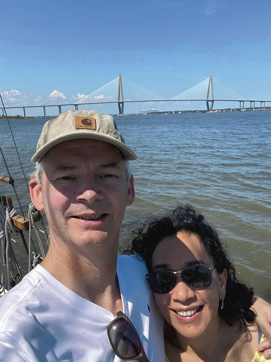 Samen met zijn echtgenote tijdens een tochtje met de schoener in Charleston. "Het ontbreken van een sociaal vangnet in de VS is een probleem, maar de sociale impact van de pandemie in Georgia is denk ik toch beperkter dan in België."