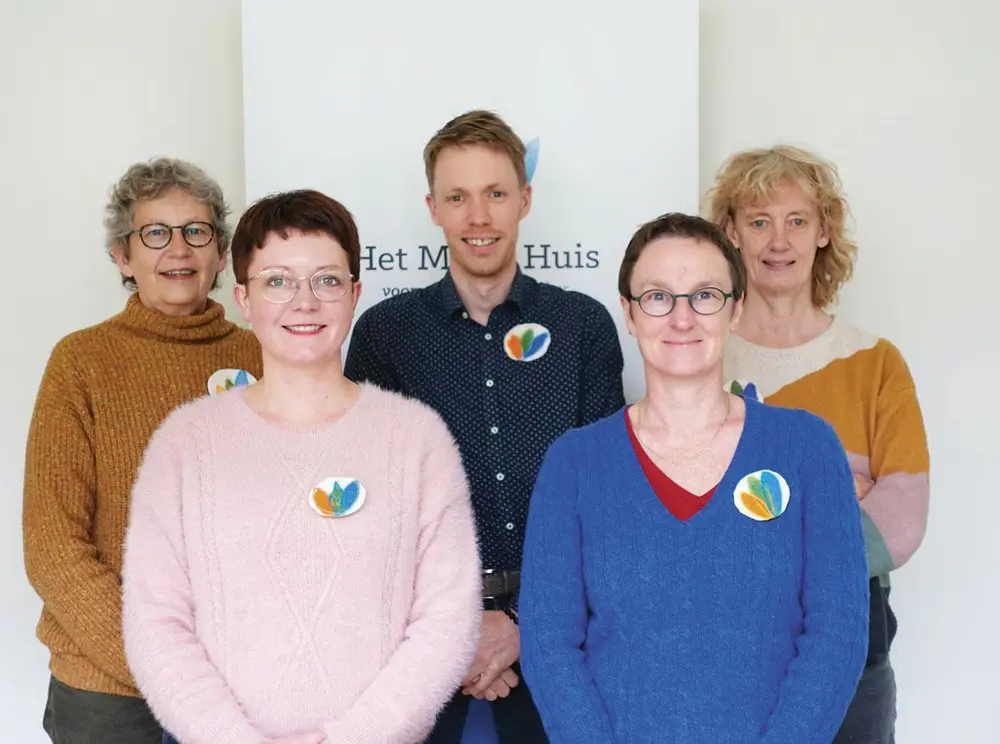 V.l.n.r. oprichtster Majin de Froidmont, psychosociaal medewerker Evy François, communicatiemedewerker Kristof De Ryck, coördinator Els Van den Driessche en administratief medewerker Gerd Van Brandt.