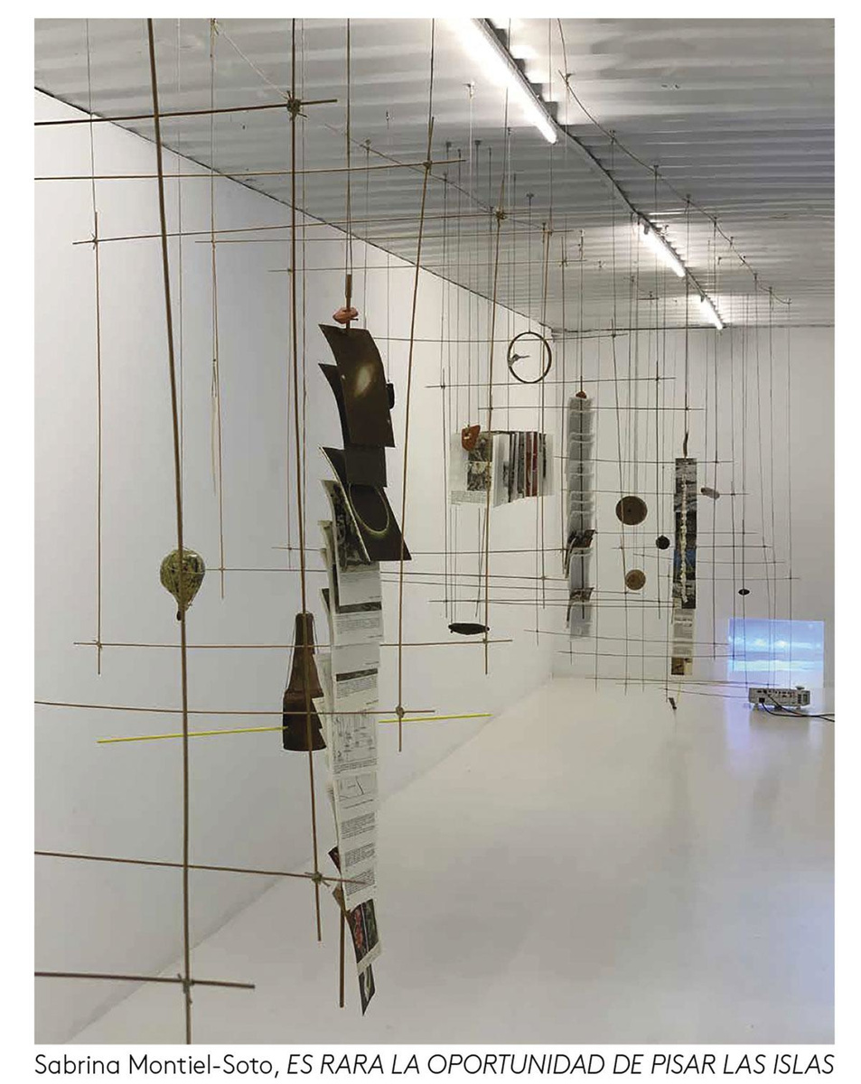 Sabrina Montiel-Soto, Es rara la oportunidad de pisar las islas de los dinosaurios, 2022. Installation mobile, bois, papier, fil, fer et céramique, dimension variable.