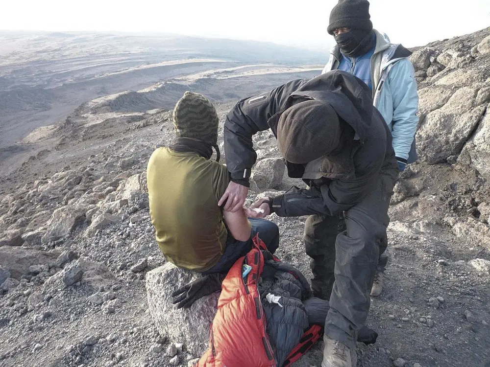 In actie op Mount Kilimanjaro, Tanzania 2013. "Snel inschrijven voor de cursussen is de boodschap, want we sluiten steevast af met wachtlijsten", aldus dr. Wouter Jetten.