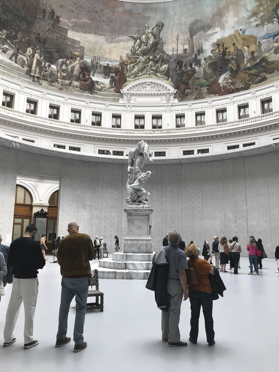 Zicht op de koepelzaal met het aangrijpende werk van Urs Fischer, gebaseerd op De Roof van de Sabijnse Maagden van Giambologna.