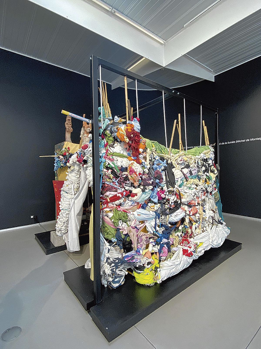 De hut van Pascal Tassini is samengesteld uit gerecycleerde materialen die met elkaar verweven zijn door middel van samengebonden textielbundels.
