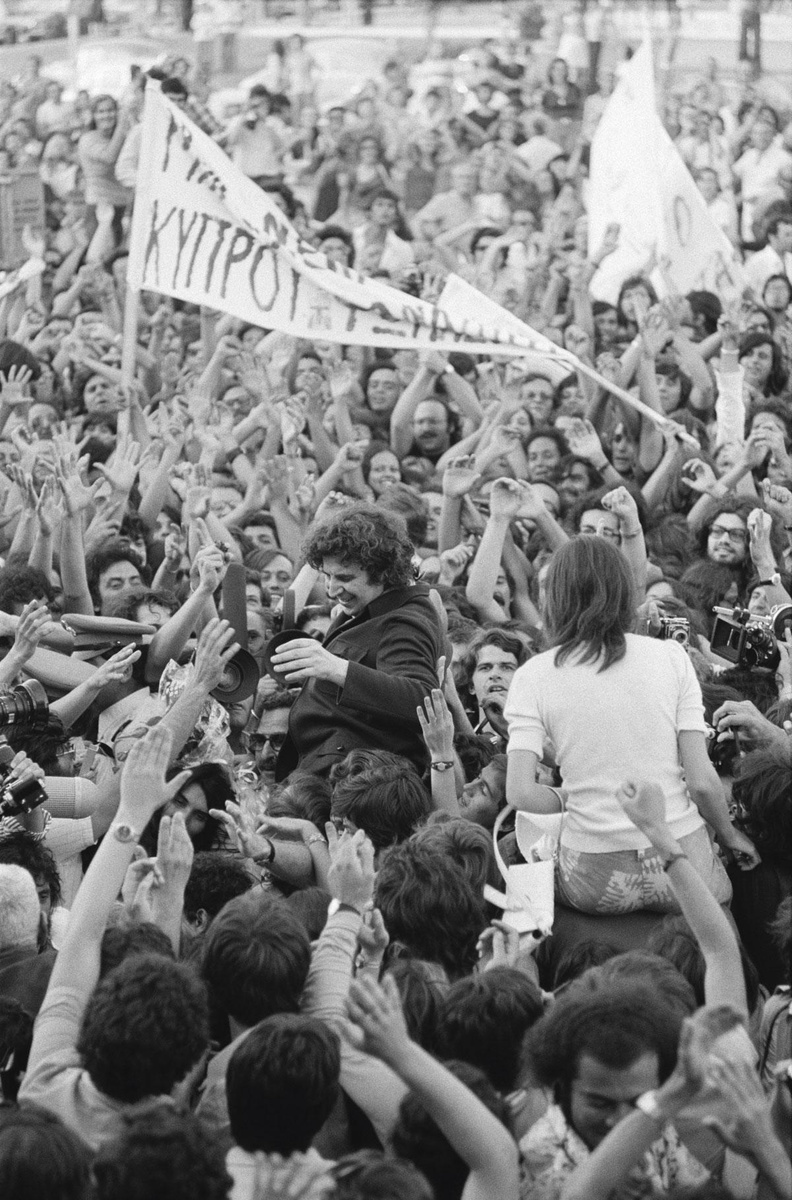 Cultuur, politiek, protest zijn de trefwoorden in het leven van Mikis Theodorakis. Links als dirigent, rechts door de massa feestelijk onthaald in 1974 na zijn ballingschap in Parijs.