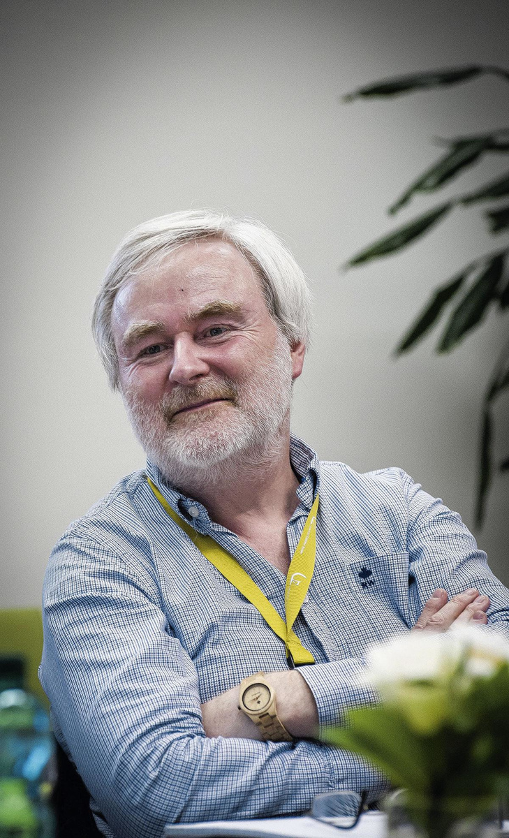 Edgard Eeckman is auteur van het boek 'Balanceren tussen macht en onmacht' en geeft o.a. webinars, infosessies en gastlessen over patient empowerment. Hij is tevens als wetenschappelijk medewerker aangesloten bij de VUB onderzoeksgroep ECHO. Meer info over zijn onderzoek op edgardeeckman.be. Wie interesse heeft, kan op 26 oktober 2021 deelnemen aan een digitaal symposium omtrent patient empowerment (accreditatie voorzien). Meer info op patientempowerment.be