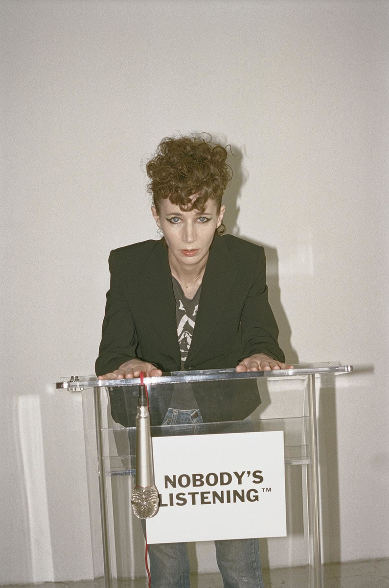 Miranda July tijdens de virtuele voorstelling van haar monografie.