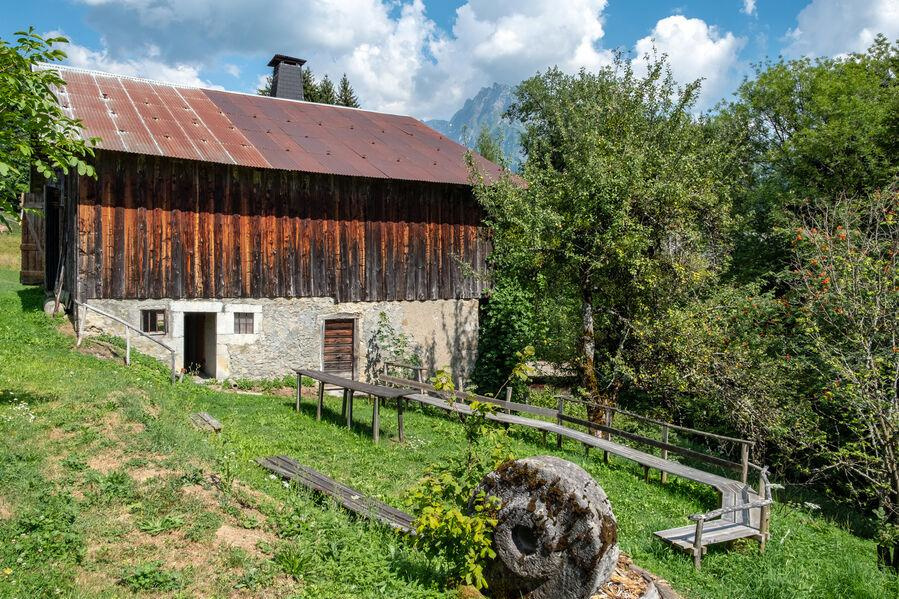 La ferme, devenue musée à l'initiative d'une Parisienne, se révèle telle qu'elle était en 1941, date de la disparition à la guerre du dernier exploitant.