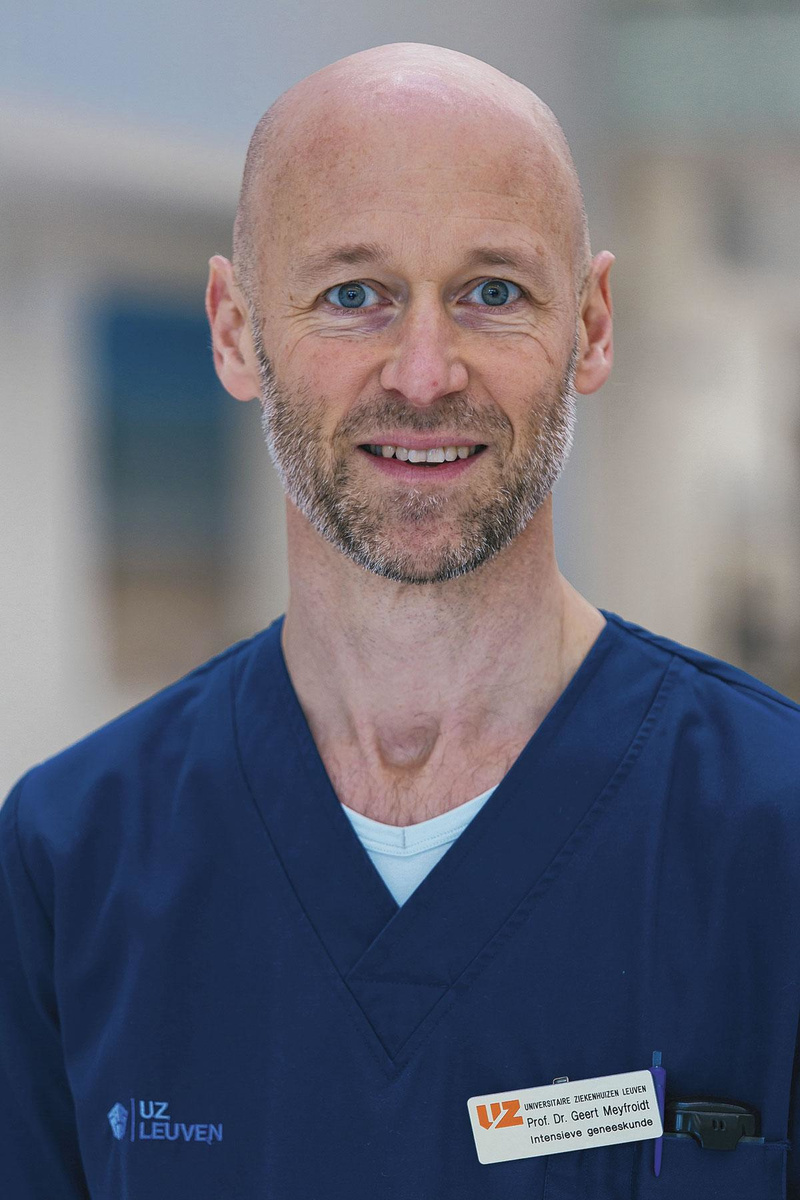 'Een kleine fractie van de patiënten - in absolute cijfers een groot aantal - belandt op de dienst Intensieve zorg en krijgt beademing.  In sommige landen is het  zorgsysteem daarop gecrasht'  - prof. Geert Meyfroidt