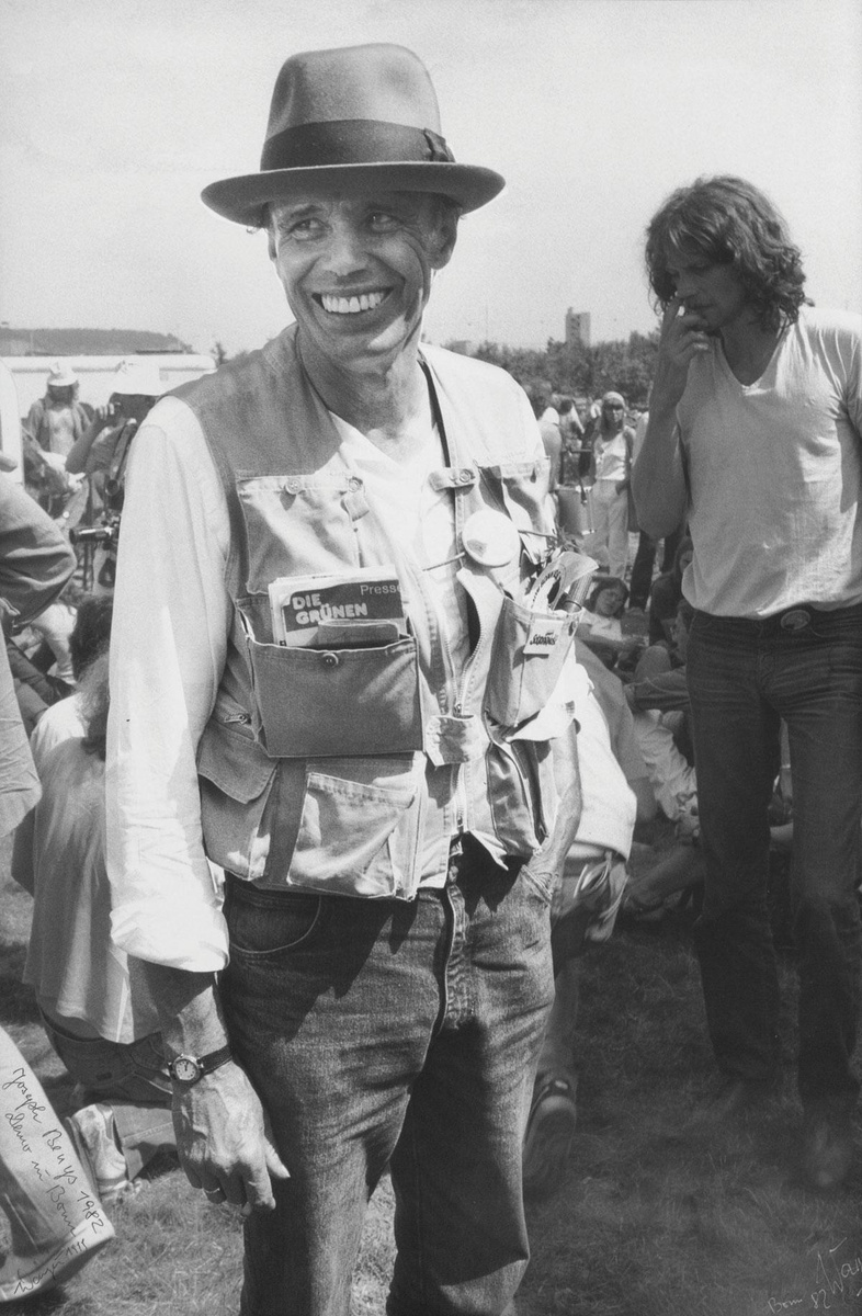 Joseph Beuys à la manifestation "Debout! Pour la paix "contre la soi-disant double résolution de l'Otan, Bonn, 10 juin 1982