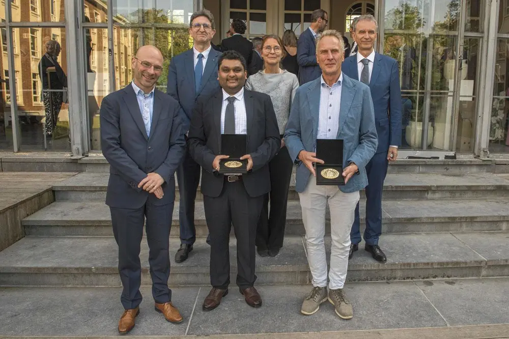 De trotse winnaars en de leden van de jury.