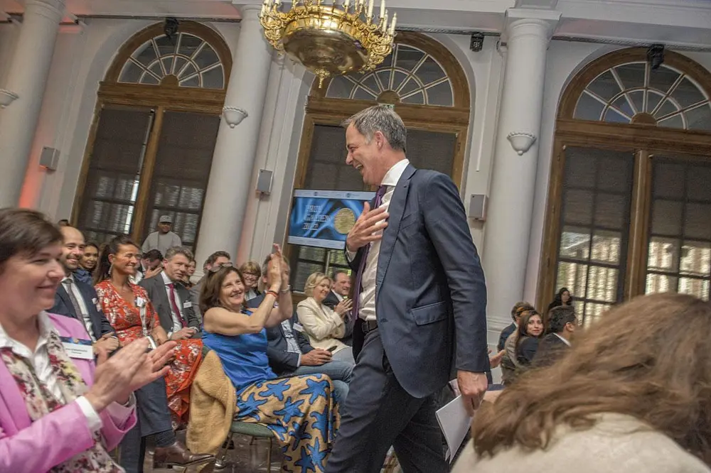 Premier Alexander de Croo moest na zijn toespraak al snel naar een volgende afspraak.