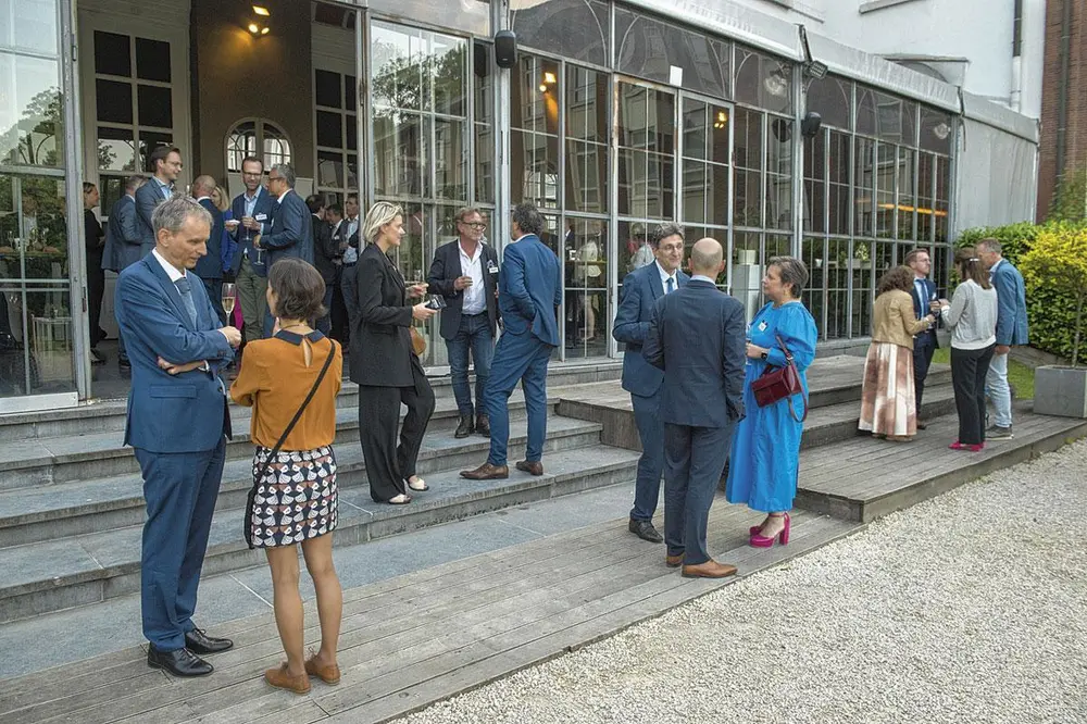 Nakeuvelen tijdens de receptie.