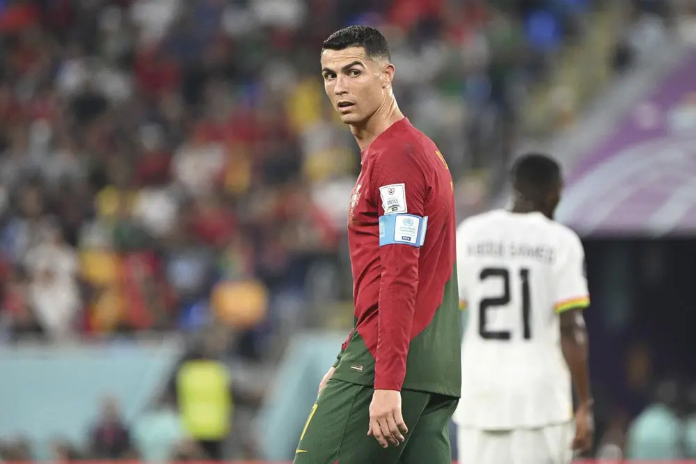 Tijdens de wedstrijd Portugal-Ghana op 24 november graaide Cristiano Ronaldo in zijn short en haalde er een kauwgom uit, die hij gretig in zijn mond stak.