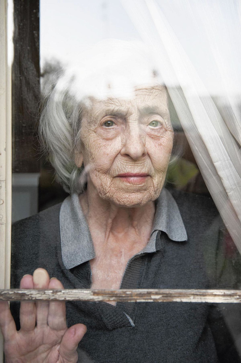 Pendant la pandémie de covid-19, nombre de seniors, largement coupés de leurs liens familiaux, se sont laissés glisser vers la mort.