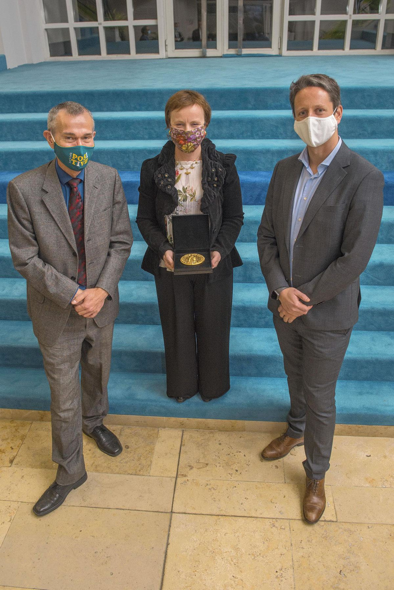 Van links naar rechts: minister Vandenbroucke, Sandrine Masset, business unit director urology and pelvic health Noord-Europa en Rémi Delépine, market access specialist Belgium bij het winnende Boston Scientific.