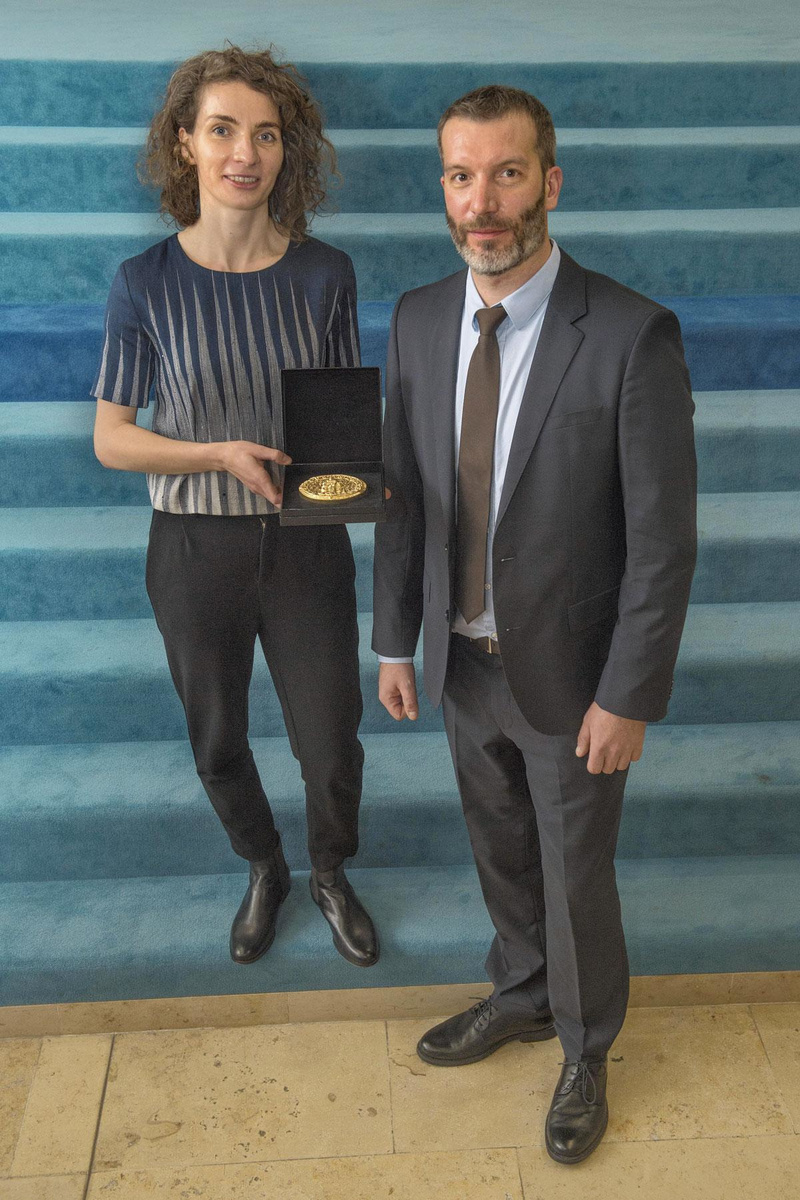 Dokter Martina Szpakowska en dokter Andy Chevigné van het Luxembourg Institute of Health kaapten de farmacologieprijs weg en pronken trots met de Galenusmedaille.