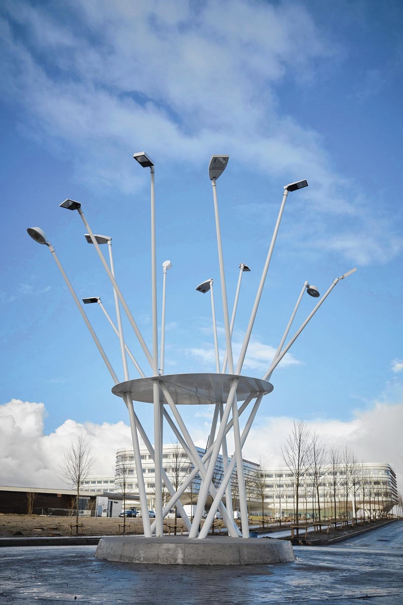 Mikado Streetlamp Tower van de Japanse kunstenaar Tadashi Kawamata, een verwijzing naar de clusters van stalen palen die het zwevende ziekenhuis optillen.