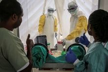 Geïntegreerd onderzoekslaboratorium in het ebolabehandelingscentrum, een primeur in DR Congo. Dit heeft verschillende voordelen: minder biomedisch risico omdat bloedmonsters van patiënten niet buiten het risicovolle gebied moeten worden getransporteerd en veel snellere testresultaten. 