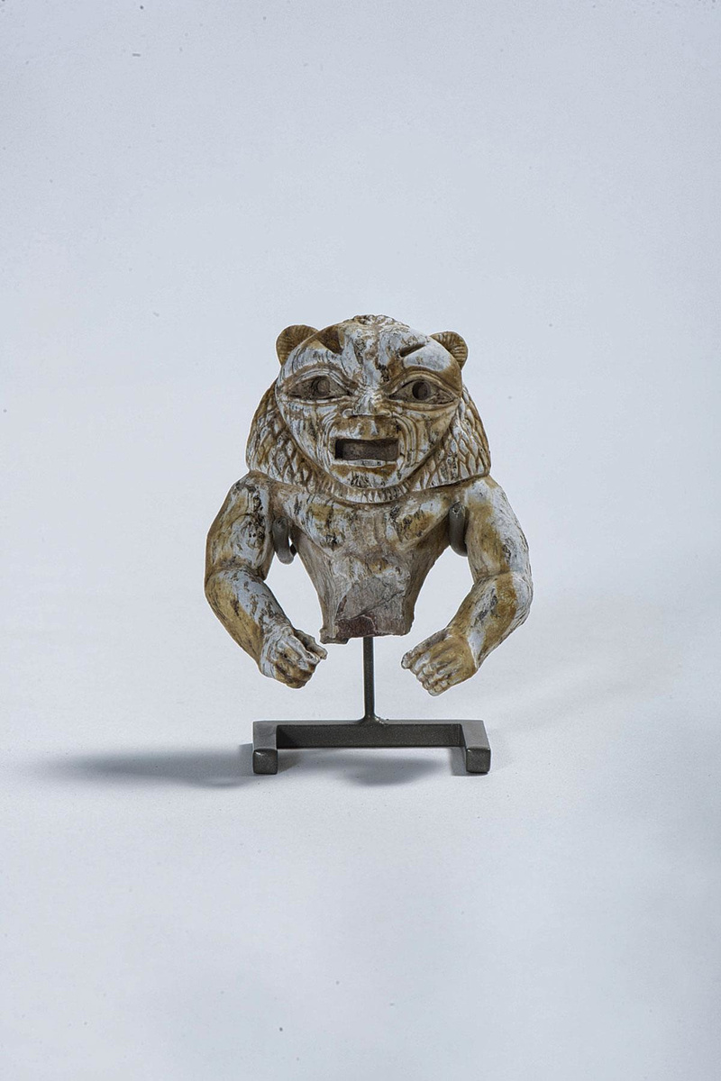 Godenbeeldje, leeuwmens, kalksteen, 5 cm groot, 2000-1600 v. Chr., uit Obeliskentempel, Byblos.