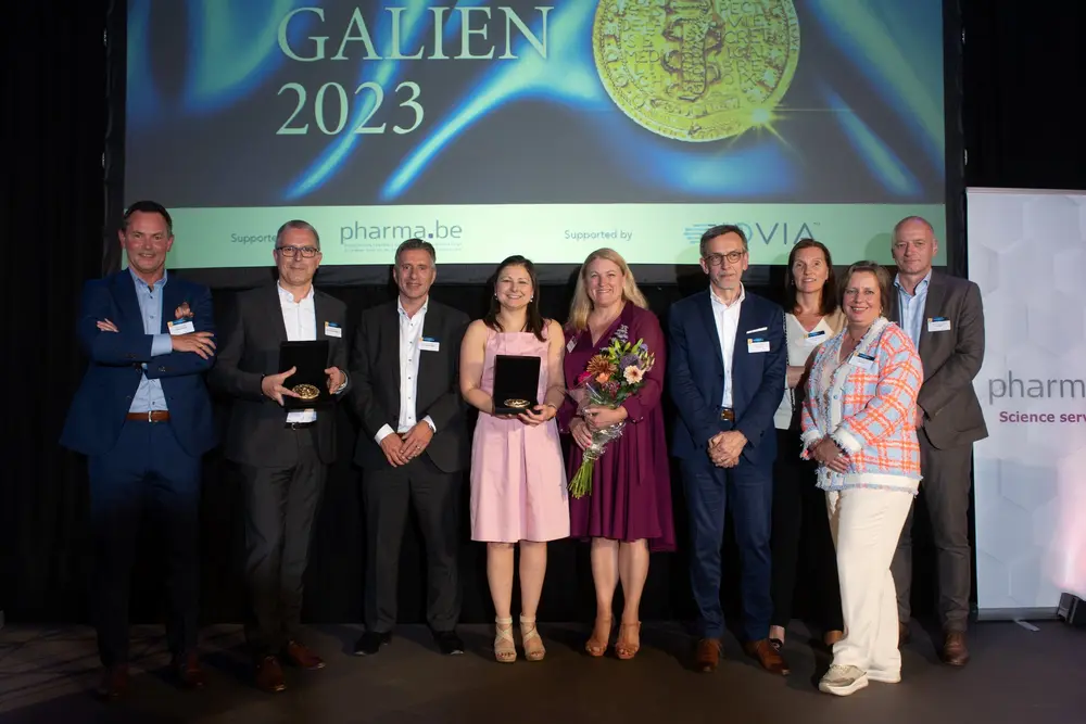 Het podium van de Galenusprijzen 2023, met als tweede van links Gilles Poncé (Bristol-Myers Squibb) en als vierde van links onderzoeker Mandy Grootaert.