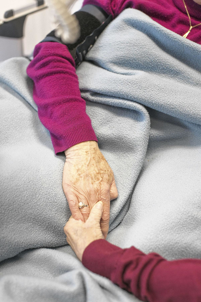 'Soms volstaat het een hand vast te houden...'