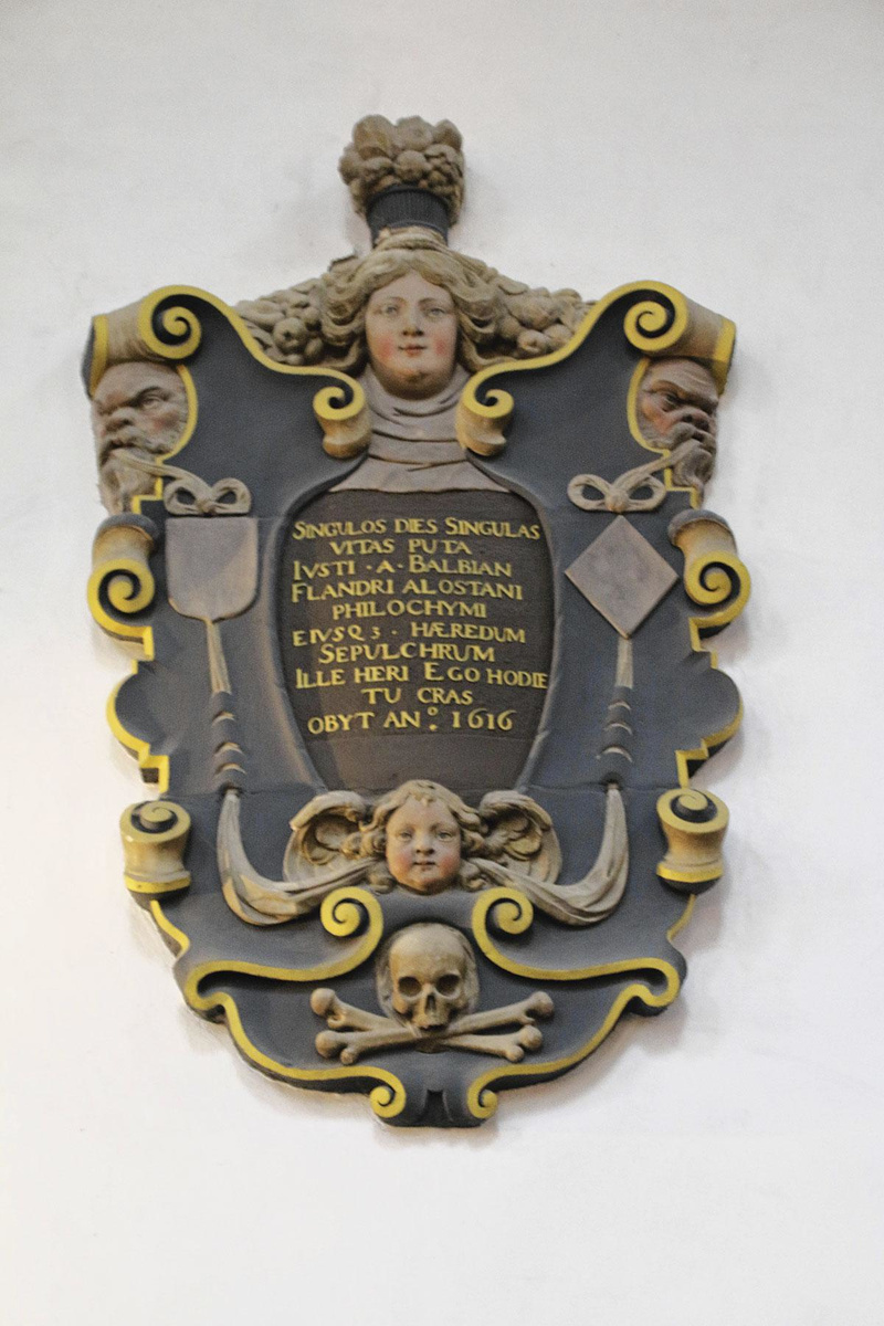 Epitaaf voor dr. Balbiaen in de St-Janskerk.