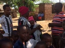 Voor deze baby kunnen de Tanzaniaanse oogartsen jammer genoeg niets doen...
