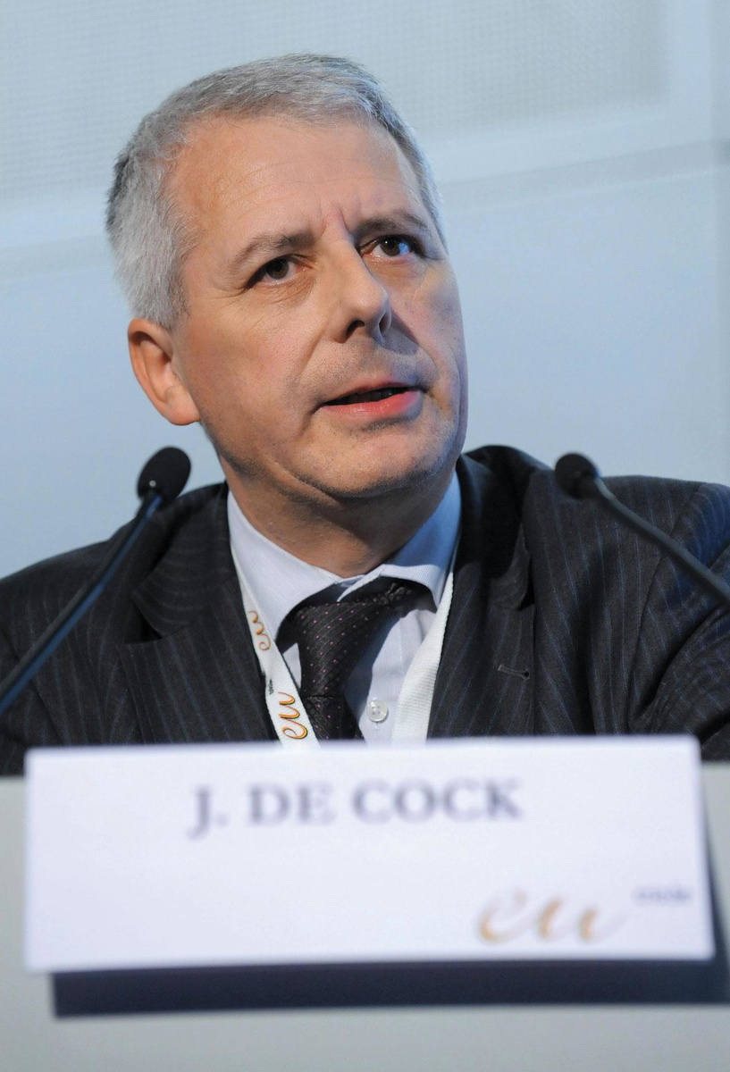 Jo De Cock: "Si vous voulez garder les professionnels dans le secteur des soins de santé, vous devez mener une politique de rétention, pour le dire en termes de ressources humaines." Jo De Cock estime que les véritables innovations doivent répondre à des besoins non satisfaits et offrir un avantage évident pour la santé, dont une amélioration de la qualité de vie des patients...