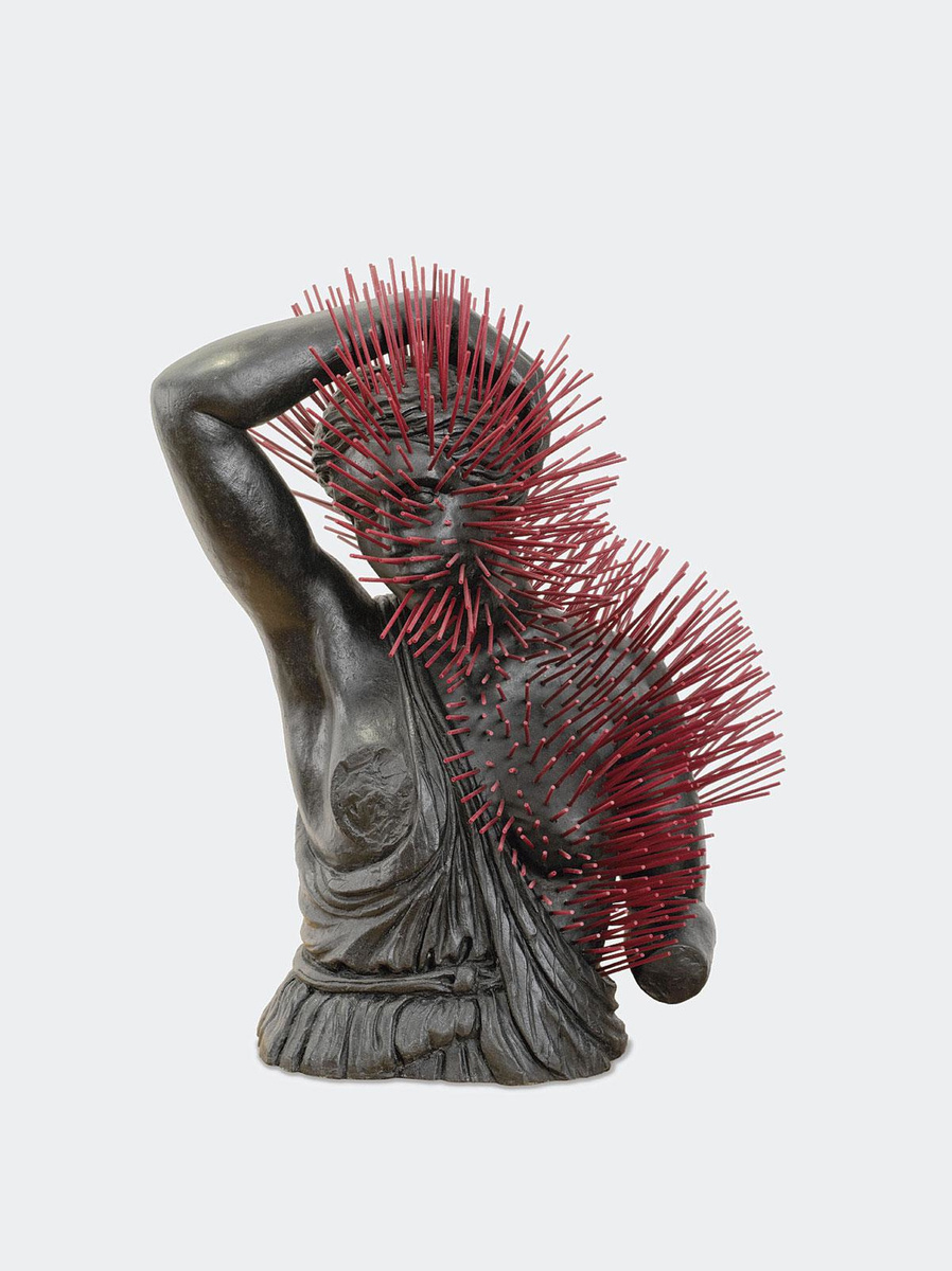 Prune Nourry, Katharsis, 2019. Brons en wierooksimulacrum (roestvrij staal).