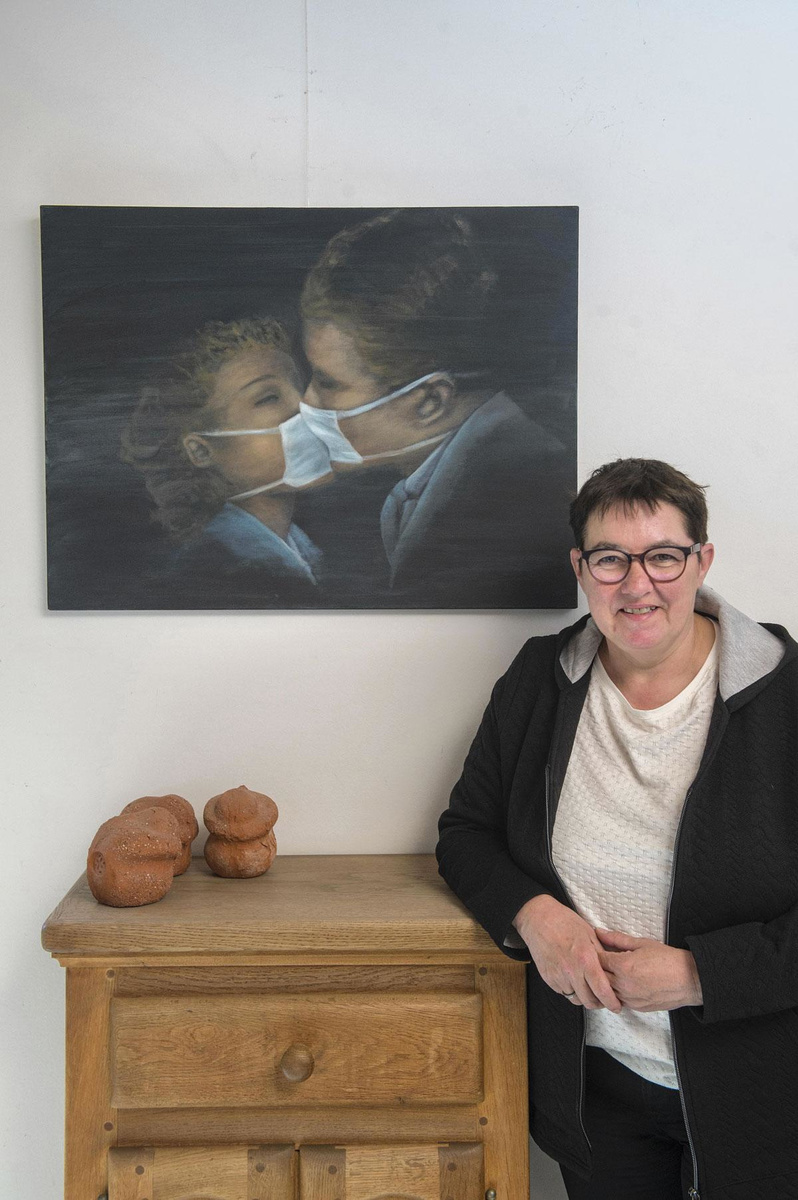 Annick Debonné bij een schilderij van haar hand.