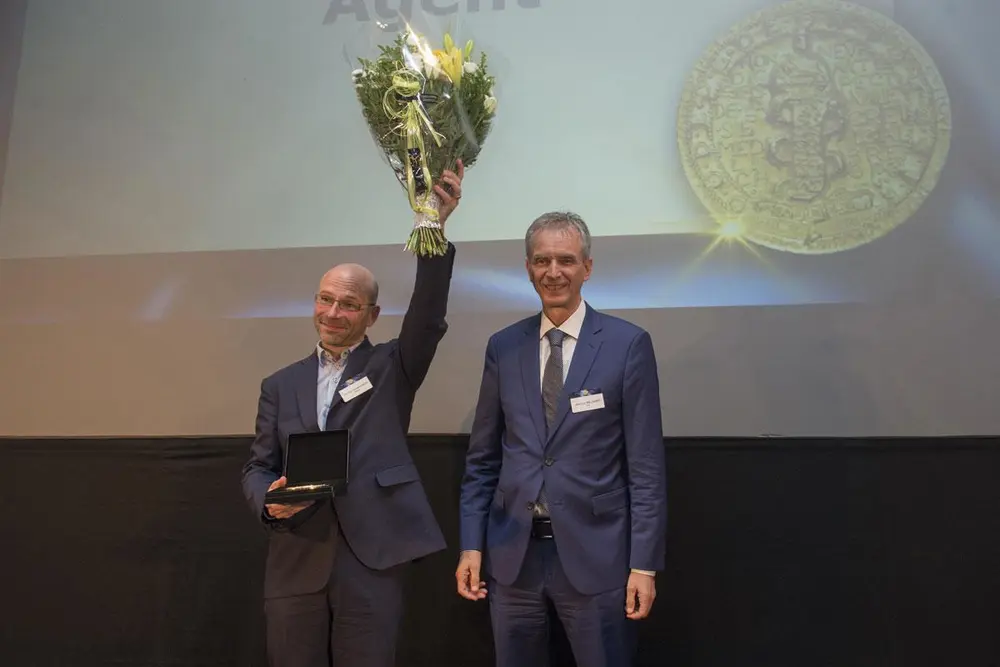 Un Tim Van Hauwermeiren satisfait (à gauche), de la société belge argenx, et le professeur Jean-Luc Balligard, président du jury.