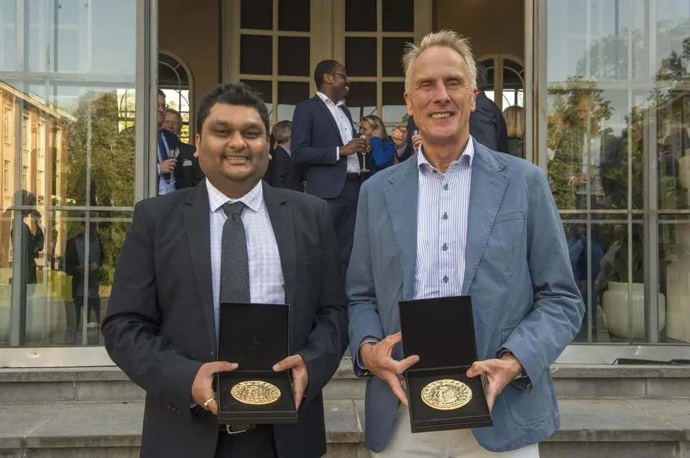 À GAUCHE: Le professeur Abhishek Garg (KU Leuven), lauréat du prix Galien 2022 en pharmacologie. À DROITE: Hans de Haard, CSO d'argenx, qui a remporté le prix du médicament avec Vyvgart®