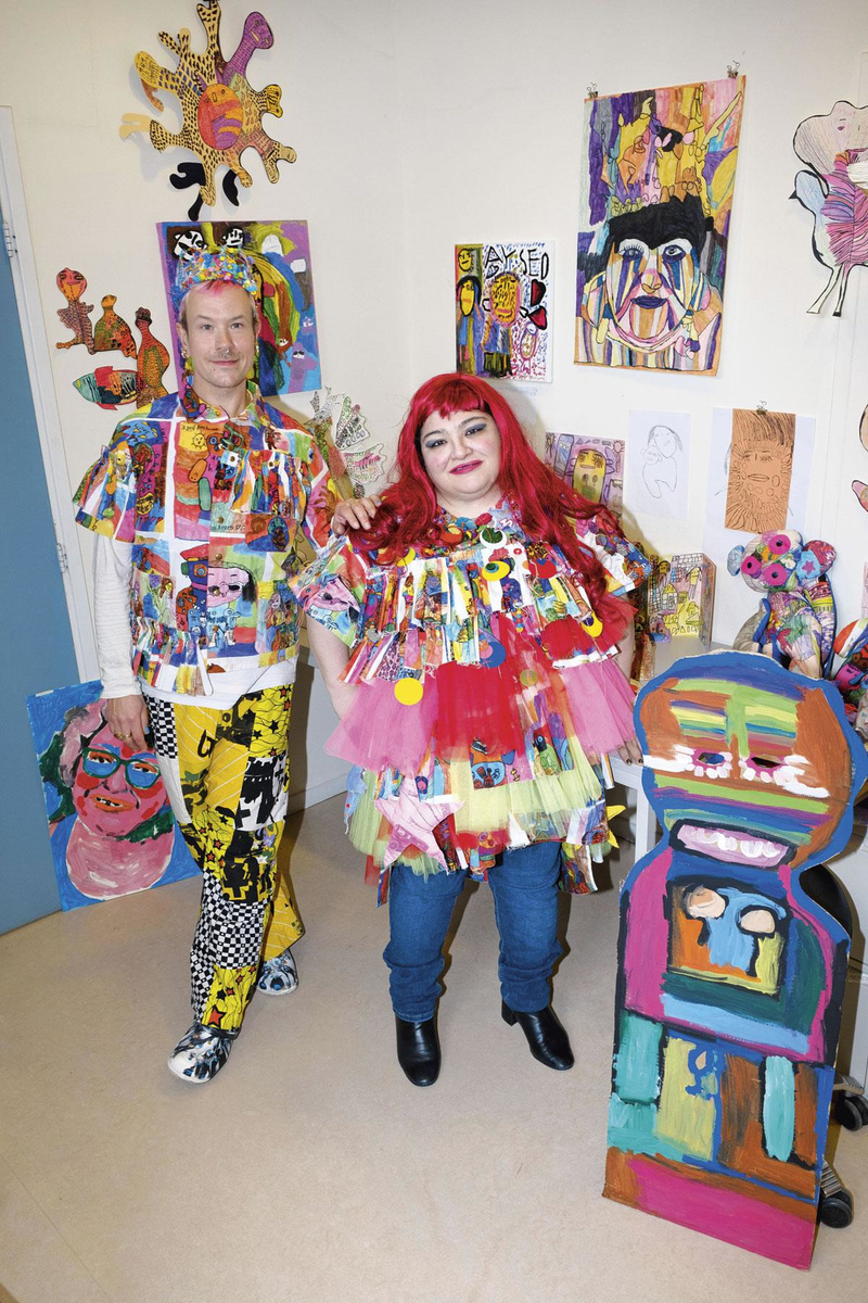 Een beeld uit het Guislain. Ayse Somuncu en Bas Kosters tijdens het Outsiderwear Festival, 2020-21