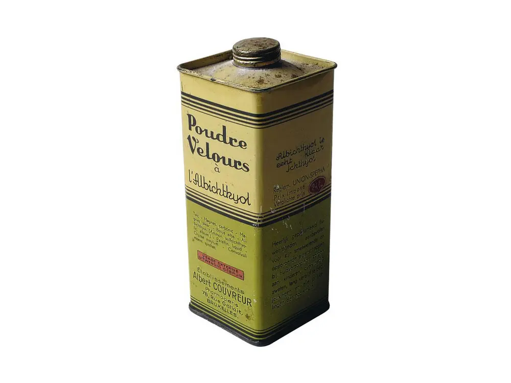 Fluweelpoeder, aanbevolen voor zijn 'smetwerende en opslorpende eigenschappen bij huidverzorging'.