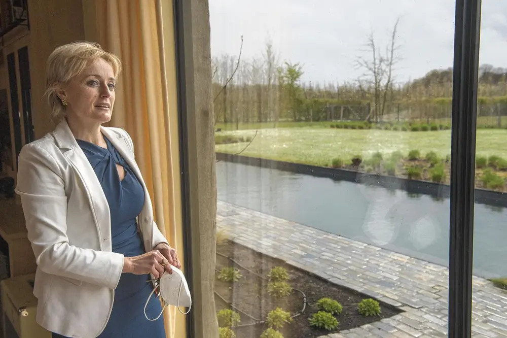 Nyree Claes genietend van het beschermde landschap.