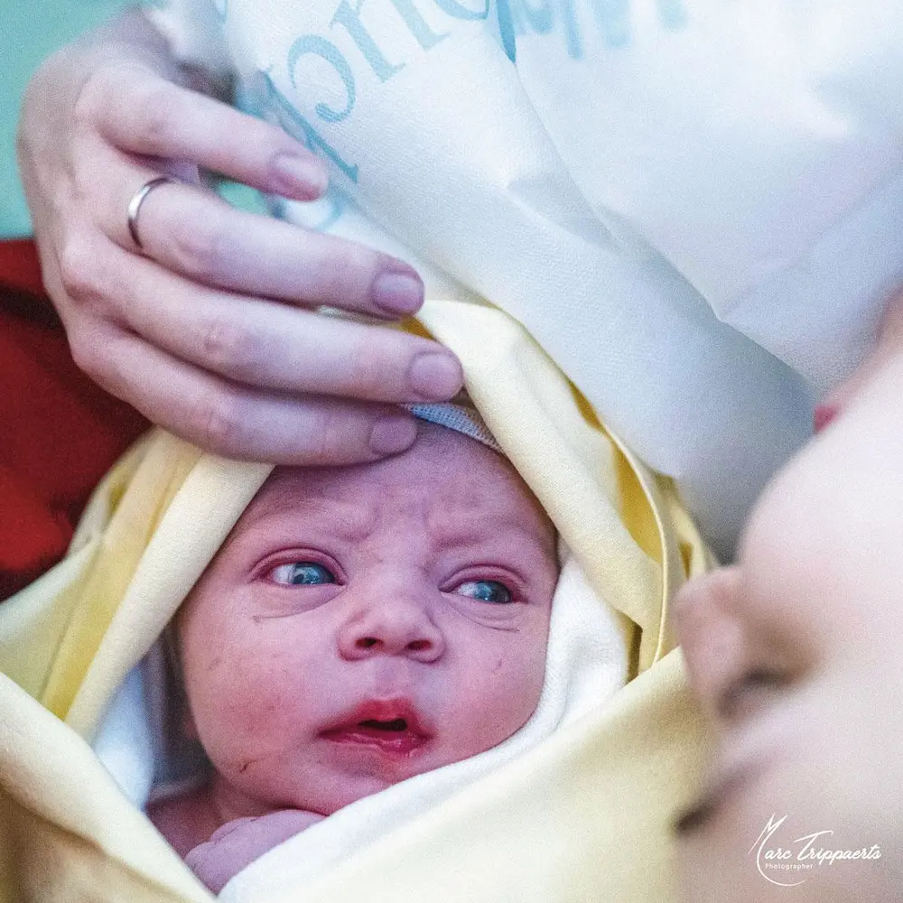 Le nouveau-né cherche instinctivement le regard de sa maman. © Marc Trippaerts.