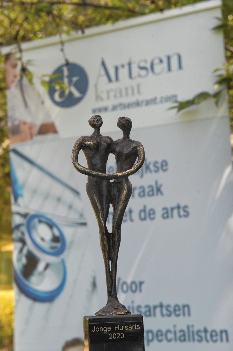 Een close-up van het kunstwerkje dat dr. Van den Wyngaert ontving.