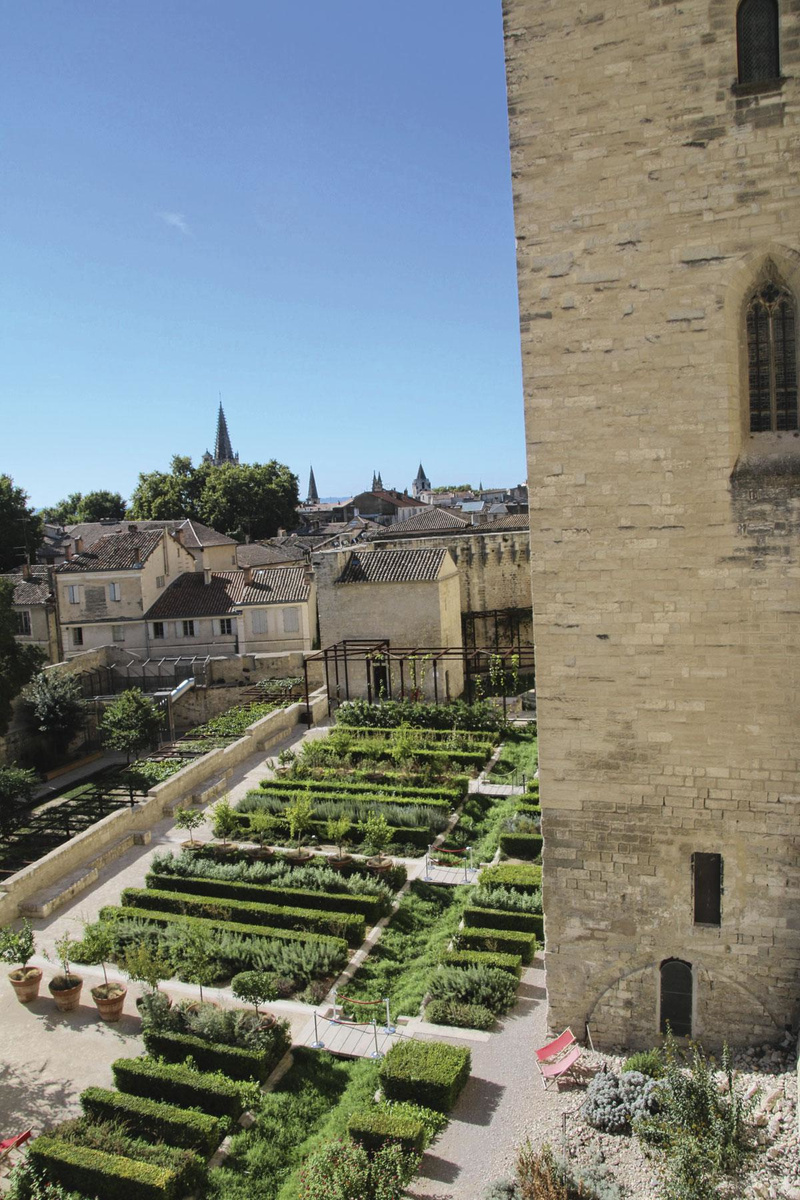 Zicht op de plantentuin van het Palais des Papes.