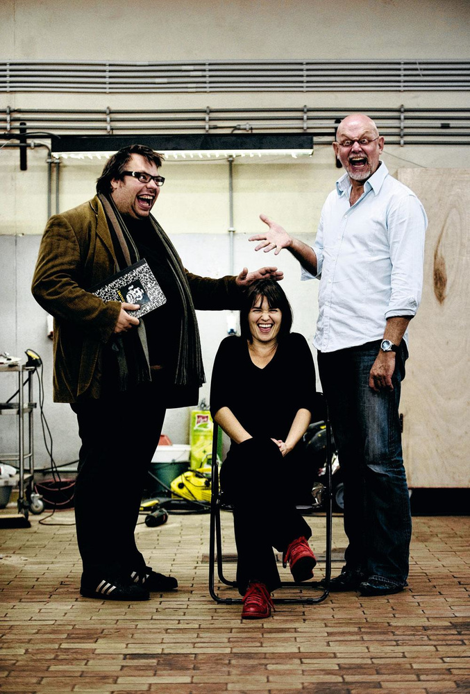 Drie 'smoelen' van Abattoir Fermé bij het feestje voor de tiende verjaardag van het theatergezelschap in 2009: Stef Lernous, Tine Van den Wyngaert en Chiel van Berkel.